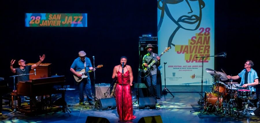 Lizz Wright (XXVIII Festival Internacional de Jazz de San Javier 2026 - Murcia. 2026-07-07)  Por José Antonio García López y Pedro Sáez [Concierto de jazz] - Tomajazz - Lizz Wright actuó en el XXVIII Festival Internacional de Jazz de San Javier 2026 - Murcia. José Antonio García López y Pedro Sáez repasan el concierto. Actuaron Lizz Wright, Kenny Banks, Adam Levy, Kyle Miles, Marlon Patton