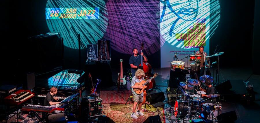 Pat Metheny – Side Eyes III + (XXVIII Festival Internacional de Jazz de San Javier 2026 - Murcia. 2026-07-22)  Por José Antonio García López y Pedro Sáez [Concierto de jazz] - Tomajazz - Pat Metheny – Side Eyes III + actuó en el XXVIII Festival Internacional de Jazz de San Javier 2026. José Antonio García López y Pedro Sáez relatan el concierto. Actuaron Pat Metheny, Chris Fishman, Jermaine Paul Jr., Joey Dyxon Jr., Leonard Patton