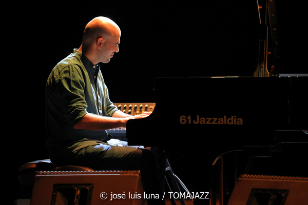 Xan Campos : Amorodios (XII JazzEñe 2026. Teatro Victoria Eugenia, Donostia - San Sebastián. 2026-07-22) Por José Luis Luna Rocafort [INSTANTZZ AKA Galería fotográfica AKA Fotoblog de jazz, impro… y algo más] - Tomajazz - Xan Campos: Amorodios actuó en el XII JazzEñe 2026 en el Teatro Victoria Eugenia, de San Sebastián el 22 de julio de 2026. José Luis Luna Rocafort lo retrata en INSTANTZZ. Actuaron Xan Campos, Faia Díaz, Feliz Barth, Iago Fernández