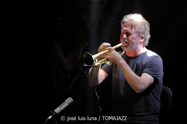 Nils Petter Molvaer: KHMER (61 Jazzaldia 2026. Donosti. 2026-07-24) Por José Luis Luna Rocafort [INSTANTZZ AKA Galería fotográfica AKA Fotoblog de jazz, impro… y algo más] - Tomajazz - Nils Petter Molvaer: KHMER actuó en el 61 Jazzaldia 2026. José Luis Luna Rocafort lo retrata en INSTANTZZ. Con Nils Petter Molvær, Eivind Aarset, Jan Bang, DJ Strangefruit, Audun Erlien, Rune Arnesen, Per Lindvall, Sven Persson, Tord Knudsen
