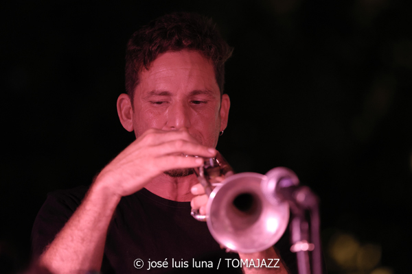 Jive At Nine & Swingin' Tonic (38 Eivissa Jazz Festival. 2026-09-01) Por José Luis Luna Rocafort [INSTANTZZ AKA Galería fotográfica AKA Fotoblog de jazz, impro… y algo más] - Tomajazz - Jive At Nine & Swingin' Tonic actuaron en el 38 Eivissa Jazz Festival. José Luis Luna Rocafort lo retrata en INSTANTZZ. Con Santiago Ramírez, Nauel Aschel, Vicent Tur, Víctor Ávila, Gustavo Gamaza, Jorge Ortíz, Iván Pacheco, Salvatore Licitra, Andreas Fernández, Sinead Cormican, Claudia Otelli