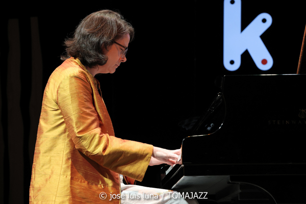 Kris Davis Trio (49 Festival de Jazz de Vitoria-Gasteiz 2026. 2026-07-16) Por José Luis Luna Rocafort [INSTANTZZ AKA Galería fotográfica AKA Fotoblog de jazz, impro… y algo más] - Tomajazz - Kris Davis Trio actuó en el 49 Festival de Jazz de Vitoria-Gasteiz 2026. José Luis Luna Rocafort lo retrata en [INSTANTZZ. Con Kris Davis, Robert Hurst, Johnathan Blake