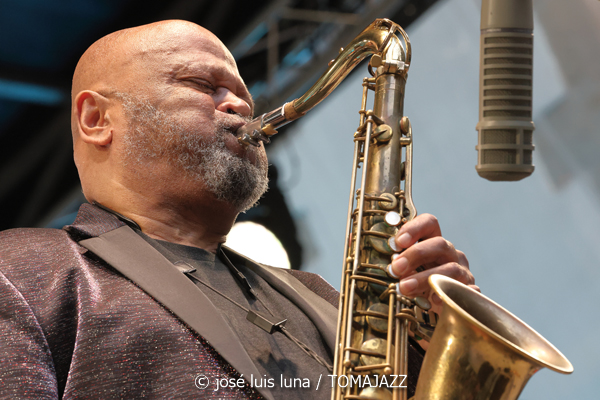 Azar Lawrence Quartet: John Coltrane, The Impulse Era! (61 Jazzaldia 2026. Donosti. 2026-07-24) Por José Luis Luna Rocafort [INSTANTZZ AKA Galería fotográfica AKA Fotoblog de jazz, impro… y algo más] - Tomajazz - Azar Lawrence Quartet: John Coltrane, The Impulse Era! actuó en el 61 Jazzaldia 2026. José Luis Luna Rocafort lo retrata en INSTANTZZ. Con