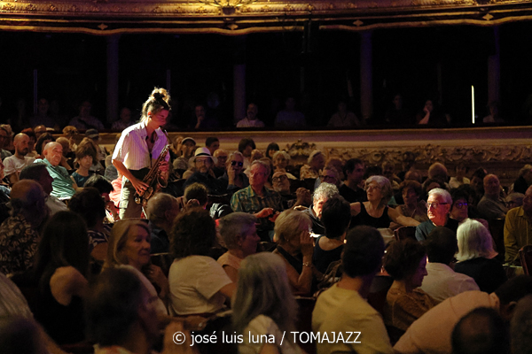 Pleito (XII JazzEñe 2026. Teatro Victoria Eugenia, Donostia - San Sebastián. 2026-07-24) Por José Luis Luna Rocafort [INSTANTZZ AKA Galería fotográfica AKA Fotoblog de jazz, impro… y algo más] - Tomajazz - Pleito actuó en el XII JazzEñe 2026 en el Teatro Victoria Eugenia de San Sebastián. José Luis Luna Rocafort lo retrata en INSTANTZZ. Pleito es el proyecto de Alba Gil Aceytuno