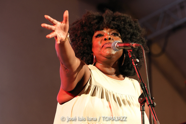 Michelle David & The Tru-tones (49 Festival de Jazz de Vitoria-Gasteiz 2026. 2026-07-11) Por José Luis Luna Rocafort [INSTANTZZ AKA Galería fotográfica AKA Fotoblog de jazz, impro… y algo más] - Tomajazz - Michelle David & The Tru-tones actuaron en el 49 Festival de Jazz de Vitoria-Gasteiz 2026. José Luis Luna Rocafort lo retrata en INSTANTZZ.