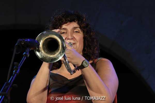Maria Antònia Gili Quartet (Jazz Palma Festival 2026. Castell de Bellver, Palma de Mallorca. 2026-08-27) Por Miquel Àngel Seguí y José Luis Luna Rocafort [Concierto de jazz] - Tomajazz - Maria Antònia Gili Quartet actuó en Jazz Palma Festival 2026 en el Castell de Bellver, el 27 de agosto de 2026. Miquel Àngel Seguí y José Luis Luna Rocafort repasan el concierto. Intervinieron Maria Antònia Gili, Goran Levi: guitarra eléctrica. Miquel Bennàssar: bajo eléctrico. Josep Servera 