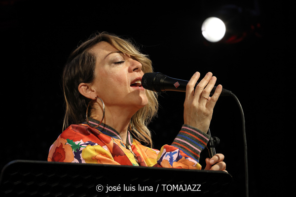 Gretchen Parlato Quartet (49 Festival de Jazz de Vitoria-Gasteiz 2026. 2026-07-15) Por José Luis Luna Rocafort [INSTANTZZ AKA Galería fotográfica AKA Fotoblog de jazz, impro… y algo más] - Tomajazz - Gretchen Parlato Quartet actuó en el 49 Festival de Jazz de Vitoria-Gasteiz 2026. José Luis Luna Rocafort lo retrata en INSTANTZZ. Actuaron Gretchen Parlato, Alan Hampton, Jacob Mann, Mark Guiliana