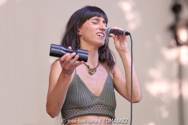 Bea Asurmendi (49 Festival de Jazz de Vitoria-Gasteiz 2026. 2026-07-11) Por José Luis Luna Rocafort [INSTANTZZ AKA Galería fotográfica AKA Fotoblog de jazz, impro… y algo más] - Tomajazz - Bea Asurmendi actuó en el 49 Festival de Jazz de Vitoria-Gasteiz 2026. José Luis Luna Rocafort lo retrata en INSTANTZZ. Participaron Bea Asurmendi, Gianluca Corona: guitarra eléctrica Giovanni Cresseri: bajo Milena Granci: piano Demi García Sabat: batería Invitada: Idoia Asurmendi