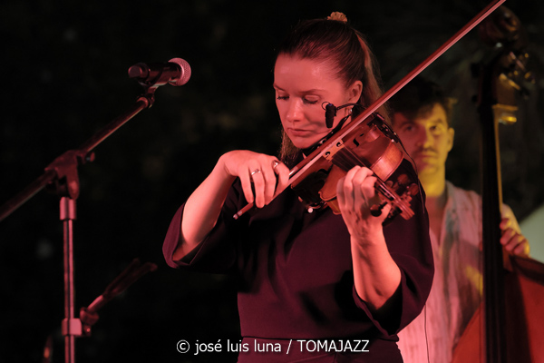 Sinead Cormican (38 Eivissa Jazz Festival. 2026-09-01) Por José Luis Luna Rocafort [INSTANTZZ AKA Galería fotográfica AKA Fotoblog de jazz, impro… y algo más] - Tomajazz - Sinead Cormican actuó en el 38 Eivissa Jazz Festival 2026. José Luis Luna Rocafort lo retrata en INSTANTZZ. Con Sinead Cormican, Tomeu Garcias, Toni Vaquer, Joan Garcias, Andreu Pitarch