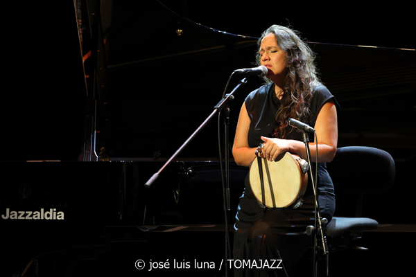 Xan Campos : Amorodios (XII JazzEñe 2026. Teatro Victoria Eugenia, Donostia - San Sebastián. 2026-07-22) Por José Luis Luna Rocafort [INSTANTZZ AKA Galería fotográfica AKA Fotoblog de jazz, impro… y algo más] - Tomajazz - Xan Campos: Amorodios actuó en el XII JazzEñe 2026 en el Teatro Victoria Eugenia, de San Sebastián el 22 de julio de 2026. José Luis Luna Rocafort lo retrata en INSTANTZZ. Actuaron Xan Campos, Faia Díaz, Feliz Barth, Iago Fernández