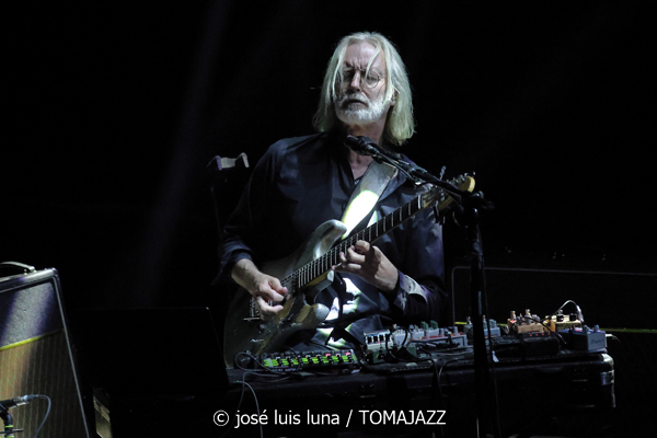 Nils Petter Molvaer: KHMER (61 Jazzaldia 2026. Donosti. 2026-07-24) Por José Luis Luna Rocafort [INSTANTZZ AKA Galería fotográfica AKA Fotoblog de jazz, impro… y algo más] - Tomajazz - Nils Petter Molvaer: KHMER actuó en el 61 Jazzaldia 2026. José Luis Luna Rocafort lo retrata en INSTANTZZ. Con Nils Petter Molvær, Eivind Aarset, Jan Bang, DJ Strangefruit, Audun Erlien, Rune Arnesen, Per Lindvall, Sven Persson, Tord Knudsen