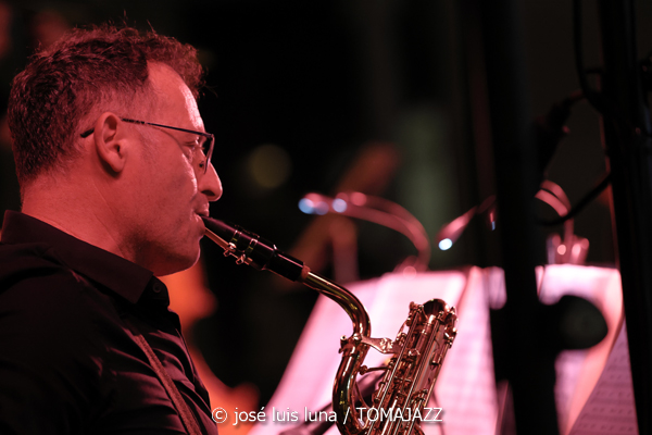 Jive At Nine & Swingin' Tonic (38 Eivissa Jazz Festival. 2026-09-01) Por José Luis Luna Rocafort [INSTANTZZ AKA Galería fotográfica AKA Fotoblog de jazz, impro… y algo más] - Tomajazz - Jive At Nine & Swingin' Tonic actuaron en el 38 Eivissa Jazz Festival. José Luis Luna Rocafort lo retrata en INSTANTZZ. Con Santiago Ramírez, Nauel Aschel, Vicent Tur, Víctor Ávila, Gustavo Gamaza, Jorge Ortíz, Iván Pacheco, Salvatore Licitra, Andreas Fernández, Sinead Cormican, Claudia Otelli