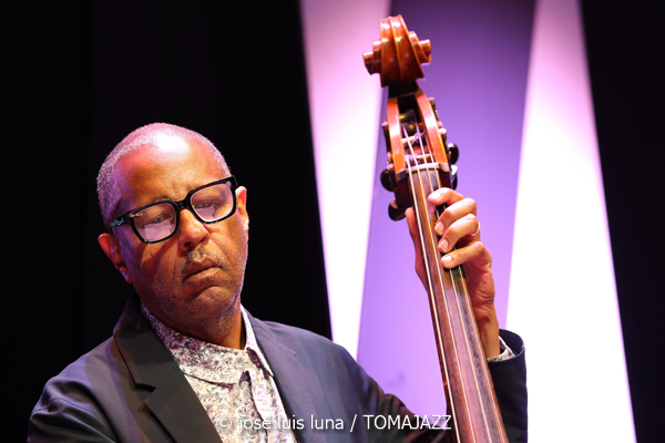 Kris Davis Trio (49 Festival de Jazz de Vitoria-Gasteiz 2026. 2026-07-16) Por José Luis Luna Rocafort [INSTANTZZ AKA Galería fotográfica AKA Fotoblog de jazz, impro… y algo más] - Tomajazz - Kris Davis Trio actuó en el 49 Festival de Jazz de Vitoria-Gasteiz 2026. José Luis Luna Rocafort lo retrata en [INSTANTZZ. Con Kris Davis, Robert Hurst, Johnathan Blake