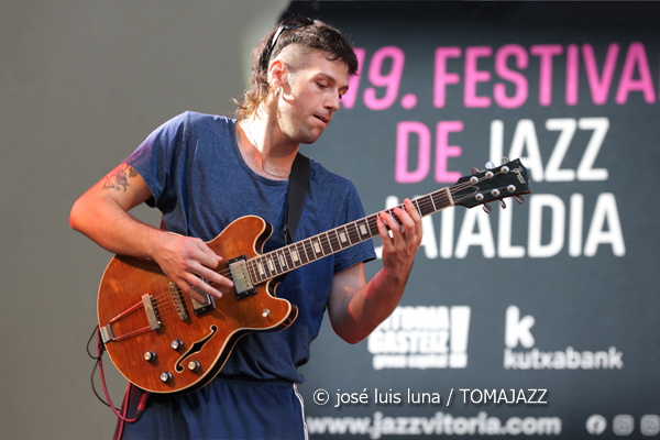 Gilipojazz (49 Festival de Jazz de Vitoria-Gasteiz 2026. 2026-07-11) Por José Luis Luna Rocafort [INSTANTZZ AKA Galería fotográfica AKA Fotoblog de jazz, impro… y algo más] - Tomajazz - Gilipojazz actuó en el 49 Festival de Jazz de Vitoria-Gasteiz 2026. José Luis Luna Rocafort lo retrata en INSTANTZZ. Con