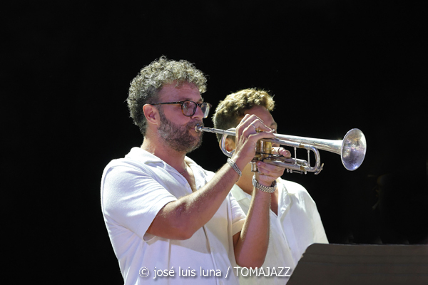 Gospel Lab & Big Band Ciutat d'Eivissa (38 Eivissa Jazz Festival. 2026-09-02) Por José Luis Luna Rocafort [INSTANTZZ AKA Galería fotográfica AKA Fotoblog de jazz, impro… y algo más] - Tomajazz - Gospel Lab & Big Band Ciutat d'Eivissa actuaron en el 38 Eivissa Jazz Festival 2026. José Luis Luna Rocafort lo retrata en INSTANTZZ