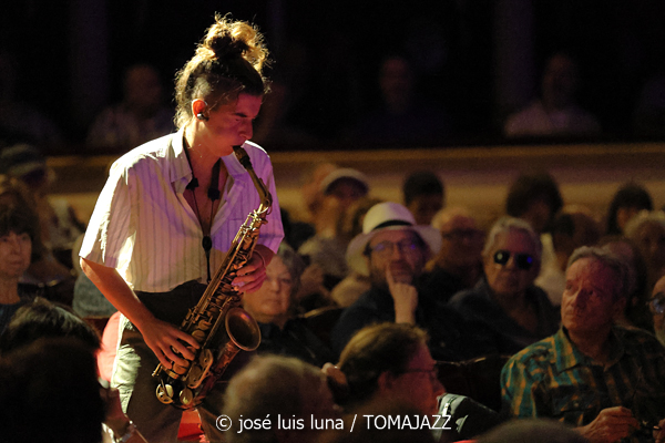 Pleito (XII JazzEñe 2026. Teatro Victoria Eugenia, Donostia - San Sebastián. 2026-07-24) Por José Luis Luna Rocafort [INSTANTZZ AKA Galería fotográfica AKA Fotoblog de jazz, impro… y algo más] - Tomajazz - Pleito actuó en el XII JazzEñe 2026 en el Teatro Victoria Eugenia de San Sebastián. José Luis Luna Rocafort lo retrata en INSTANTZZ. Pleito es el proyecto de Alba Gil Aceytuno