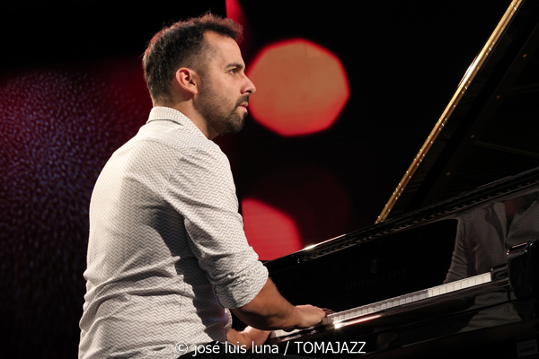 Irene Reig Quartet (49 Festival de Jazz de Vitoria-Gasteiz 2026. 2026-07-16) Por José Luis Luna Rocafort [INSTANTZZ AKA Galería fotográfica AKA Fotoblog de jazz, impro… y algo más] - Tomajazz - Irene Reig Quartet actuó en el 49 Festival de Jazz de Vitoria-Gasteiz 2026. José Luis Luna Rocafort INSTANTZZ retrata el concierto. Con Irene Reig, Xavi Torres, Pau Sala, Andreu Pitarch