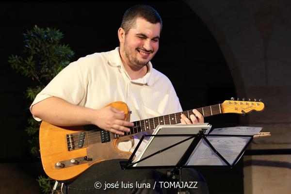 Maria Antònia Gili Quartet (Jazz Palma Festival 2026. Castell de Bellver, Palma de Mallorca. 2026-08-27) Por Miquel Àngel Seguí y José Luis Luna Rocafort [Concierto de jazz] - Tomajazz - Maria Antònia Gili Quartet actuó en Jazz Palma Festival 2026 en el Castell de Bellver, el 27 de agosto de 2026. Miquel Àngel Seguí y José Luis Luna Rocafort repasan el concierto. Intervinieron Maria Antònia Gili, Goran Levi: guitarra eléctrica. Miquel Bennàssar: bajo eléctrico. Josep Servera 