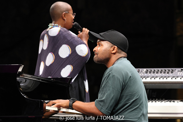 Cécile McLorin Salvant (61 Jazzaldia 2026. Donosti. 2026-07-24) Por José Luis Luna Rocafort [INSTANTZZ AKA Galería fotográfica AKA Fotoblog de jazz, impro… y algo más] - Tomajazz - Cécile McLorin Salvant actuó en el 61 Jazzaldia 2026. José Luis Luna Rocafort lo retrata en INSTANTZZ. Con Cécile McLorin Salvant, Sullivan Fortner, Yasushi Nakamura, Kyle Poole