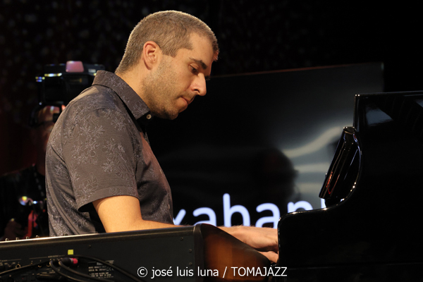 Gretchen Parlato Quartet (49 Festival de Jazz de Vitoria-Gasteiz 2026. 2026-07-15) Por José Luis Luna Rocafort [INSTANTZZ AKA Galería fotográfica AKA Fotoblog de jazz, impro… y algo más] - Tomajazz - Gretchen Parlato Quartet actuó en el 49 Festival de Jazz de Vitoria-Gasteiz 2026. José Luis Luna Rocafort lo retrata en INSTANTZZ. Actuaron Gretchen Parlato, Alan Hampton, Jacob Mann, Mark Guiliana