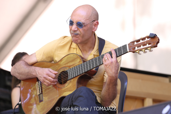 Bea Asurmendi (49 Festival de Jazz de Vitoria-Gasteiz 2026. 2026-07-11) Por José Luis Luna Rocafort [INSTANTZZ AKA Galería fotográfica AKA Fotoblog de jazz, impro… y algo más] - Tomajazz - Bea Asurmendi actuó en el 49 Festival de Jazz de Vitoria-Gasteiz 2026. José Luis Luna Rocafort lo retrata en INSTANTZZ. Participaron Bea Asurmendi, Gianluca Corona: guitarra eléctrica Giovanni Cresseri: bajo Milena Granci: piano Demi García Sabat: batería Invitada: Idoia Asurmendi