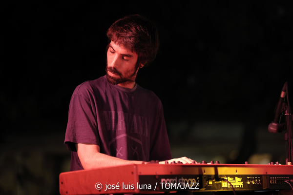 Sinead Cormican (38 Eivissa Jazz Festival. 2026-09-01) Por José Luis Luna Rocafort [INSTANTZZ AKA Galería fotográfica AKA Fotoblog de jazz, impro… y algo más] - Tomajazz - Sinead Cormican actuó en el 38 Eivissa Jazz Festival 2026. José Luis Luna Rocafort lo retrata en INSTANTZZ. Con Sinead Cormican, Tomeu Garcias, Toni Vaquer, Joan Garcias, Andreu Pitarch