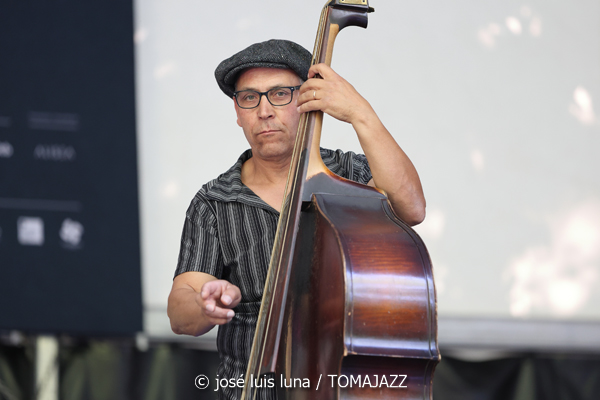 Paul San Martín meets Broken Horns (49 Festival de Jazz de Vitoria-Gasteiz 2026. 2026-07-11) Por José Luis Luna Rocafort [INSTANTZZ AKA Galería fotográfica AKA Fotoblog de jazz, impro… y algo más] - Tomajazz - Paul San Martín meets Broken Horns actuó en el 49 Festival de Jazz de Vitoria-Gasteiz 2026. José Luis Luna Rocafort lo retrata en INSTANTZZ. Con Paul San Martín, Abdell Bbop, Romain Gratalon, Jon Celestino, Pablo Maza, Javier Jaukikoa