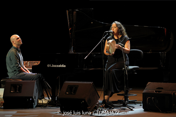 Xan Campos : Amorodios (XII JazzEñe 2026. Teatro Victoria Eugenia, Donostia - San Sebastián. 2026-07-22) Por José Luis Luna Rocafort [INSTANTZZ AKA Galería fotográfica AKA Fotoblog de jazz, impro… y algo más] - Tomajazz - Xan Campos: Amorodios actuó en el XII JazzEñe 2026 en el Teatro Victoria Eugenia, de San Sebastián el 22 de julio de 2026. José Luis Luna Rocafort lo retrata en INSTANTZZ. Actuaron Xan Campos, Faia Díaz, Feliz Barth, Iago Fernández