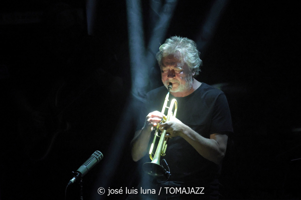 Nils Petter Molvaer: KHMER (61 Jazzaldia 2026. Donosti. 2026-07-24) Por José Luis Luna Rocafort [INSTANTZZ AKA Galería fotográfica AKA Fotoblog de jazz, impro… y algo más] - Tomajazz - Nils Petter Molvaer: KHMER actuó en el 61 Jazzaldia 2026. José Luis Luna Rocafort lo retrata en INSTANTZZ. Con Nils Petter Molvær, Eivind Aarset, Jan Bang, DJ Strangefruit, Audun Erlien, Rune Arnesen, Per Lindvall, Sven Persson, Tord Knudsen