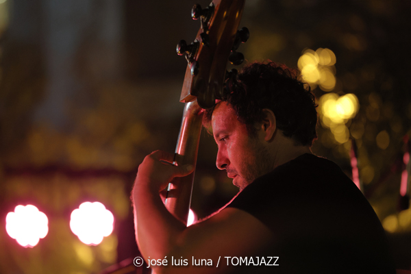 Jive At Nine & Swingin' Tonic (38 Eivissa Jazz Festival. 2026-09-01) Por José Luis Luna Rocafort [INSTANTZZ AKA Galería fotográfica AKA Fotoblog de jazz, impro… y algo más] - Tomajazz - Jive At Nine & Swingin' Tonic actuaron en el 38 Eivissa Jazz Festival. José Luis Luna Rocafort lo retrata en INSTANTZZ. Con Santiago Ramírez, Nauel Aschel, Vicent Tur, Víctor Ávila, Gustavo Gamaza, Jorge Ortíz, Iván Pacheco, Salvatore Licitra, Andreas Fernández, Sinead Cormican, Claudia Otelli