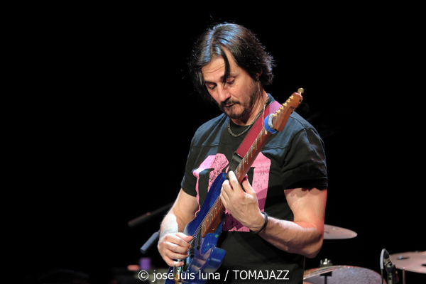 Noa Lur: Multipolar (XII JazzEñe 2026. Teatro Victoria Eugenia, Donostia - San Sebastián. 2026-07-23) Por José Luis Luna Rocafort [INSTANTZZ AKA Galería fotográfica AKA Fotoblog de jazz, impro… y algo más] - Tomajazz - Noa Lur: Multipolar actuó en el XII JazzEñe 2026 en el Teatro Victoria Eugenia de Donosti. José Luis Luna Rocafort lo retrata en INSTANTZZ. Con Noa Lur, Tony Pereyra, David Sancho, Ander García, David Fernández