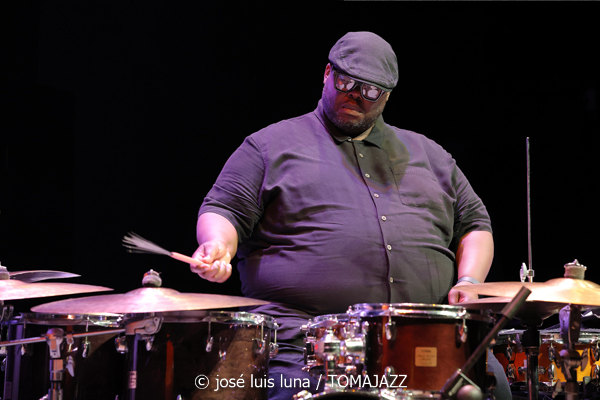 Kris Davis Trio (49 Festival de Jazz de Vitoria-Gasteiz 2026. 2026-07-16) Por José Luis Luna Rocafort [INSTANTZZ AKA Galería fotográfica AKA Fotoblog de jazz, impro… y algo más] - Tomajazz - Kris Davis Trio actuó en el 49 Festival de Jazz de Vitoria-Gasteiz 2026. José Luis Luna Rocafort lo retrata en [INSTANTZZ. Con Kris Davis, Robert Hurst, Johnathan Blake