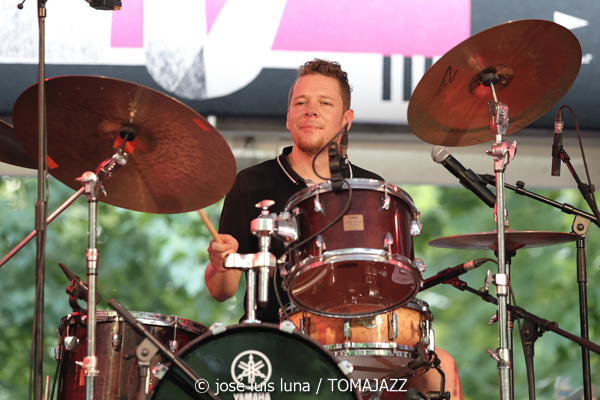 Gilipojazz (49 Festival de Jazz de Vitoria-Gasteiz 2026. 2026-07-11) Por José Luis Luna Rocafort [INSTANTZZ AKA Galería fotográfica AKA Fotoblog de jazz, impro… y algo más] - Tomajazz - Gilipojazz actuó en el 49 Festival de Jazz de Vitoria-Gasteiz 2026. José Luis Luna Rocafort lo retrata en INSTANTZZ. Con