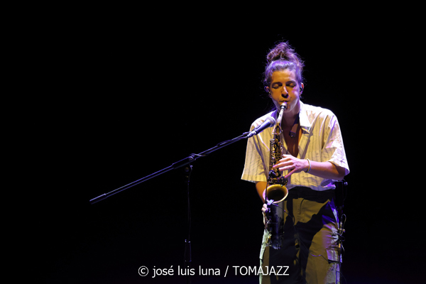 Pleito (XII JazzEñe 2026. Teatro Victoria Eugenia, Donostia - San Sebastián. 2026-07-24) Por José Luis Luna Rocafort [INSTANTZZ AKA Galería fotográfica AKA Fotoblog de jazz, impro… y algo más] - Tomajazz - Pleito actuó en el XII JazzEñe 2026 en el Teatro Victoria Eugenia de San Sebastián. José Luis Luna Rocafort lo retrata en INSTANTZZ. Pleito es el proyecto de Alba Gil Aceytuno