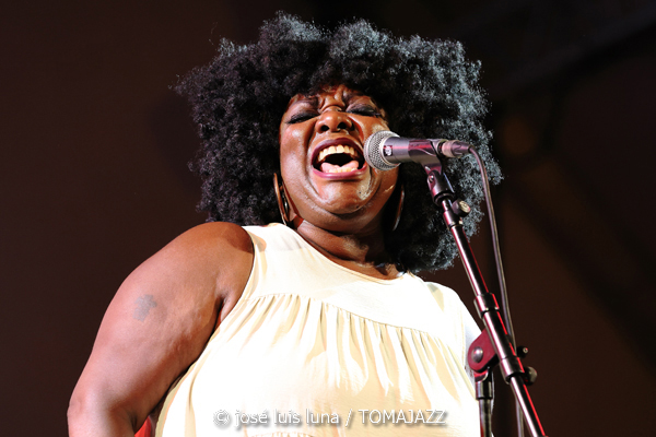 Michelle David & The Tru-tones (49 Festival de Jazz de Vitoria-Gasteiz 2026. 2026-07-11) Por José Luis Luna Rocafort [INSTANTZZ AKA Galería fotográfica AKA Fotoblog de jazz, impro… y algo más] - Tomajazz - Michelle David & The Tru-tones actuaron en el 49 Festival de Jazz de Vitoria-Gasteiz 2026. José Luis Luna Rocafort lo retrata en INSTANTZZ.