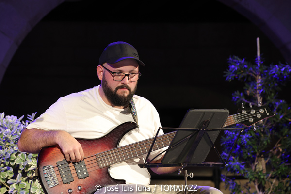 Maria Antònia Gili Quartet (Jazz Palma Festival 2026. Castell de Bellver, Palma de Mallorca. 2026-08-27) Por Miquel Àngel Seguí y José Luis Luna Rocafort [Concierto de jazz] - Tomajazz - Maria Antònia Gili Quartet actuó en Jazz Palma Festival 2026 en el Castell de Bellver, el 27 de agosto de 2026. Miquel Àngel Seguí y José Luis Luna Rocafort repasan el concierto. Intervinieron Maria Antònia Gili, Goran Levi: guitarra eléctrica. Miquel Bennàssar: bajo eléctrico. Josep Servera 