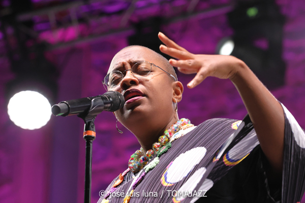 Cécile McLorin Salvant (61 Jazzaldia 2026. Donosti. 2026-07-24) Por José Luis Luna Rocafort [INSTANTZZ AKA Galería fotográfica AKA Fotoblog de jazz, impro… y algo más] - Tomajazz - Cécile McLorin Salvant actuó en el 61 Jazzaldia 2026. José Luis Luna Rocafort lo retrata en INSTANTZZ. Con Cécile McLorin Salvant, Sullivan Fortner, Yasushi Nakamura, Kyle Poole