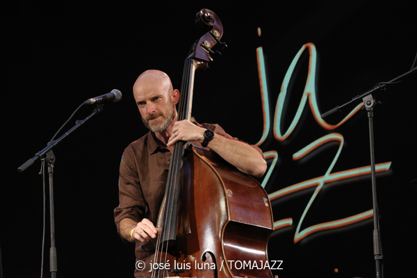 Gretchen Parlato Quartet (49 Festival de Jazz de Vitoria-Gasteiz 2026. 2026-07-15) Por José Luis Luna Rocafort [INSTANTZZ AKA Galería fotográfica AKA Fotoblog de jazz, impro… y algo más] - Tomajazz - Gretchen Parlato Quartet actuó en el 49 Festival de Jazz de Vitoria-Gasteiz 2026. José Luis Luna Rocafort lo retrata en INSTANTZZ. Actuaron Gretchen Parlato, Alan Hampton, Jacob Mann, Mark Guiliana