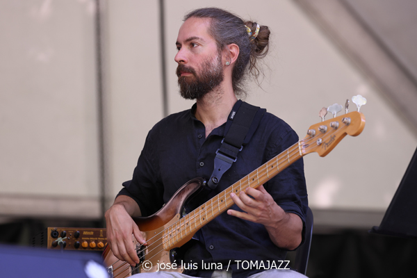 Bea Asurmendi (49 Festival de Jazz de Vitoria-Gasteiz 2026. 2026-07-11) Por José Luis Luna Rocafort [INSTANTZZ AKA Galería fotográfica AKA Fotoblog de jazz, impro… y algo más] - Tomajazz - Bea Asurmendi actuó en el 49 Festival de Jazz de Vitoria-Gasteiz 2026. José Luis Luna Rocafort lo retrata en INSTANTZZ. Participaron Bea Asurmendi, Gianluca Corona: guitarra eléctrica Giovanni Cresseri: bajo Milena Granci: piano Demi García Sabat: batería Invitada: Idoia Asurmendi