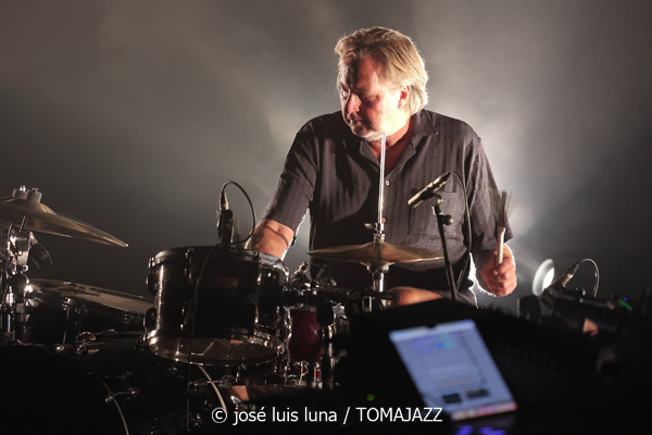 Nils Petter Molvaer: KHMER (61 Jazzaldia 2026. Donosti. 2026-07-24) Por José Luis Luna Rocafort [INSTANTZZ AKA Galería fotográfica AKA Fotoblog de jazz, impro… y algo más] - Tomajazz - Nils Petter Molvaer: KHMER actuó en el 61 Jazzaldia 2026. José Luis Luna Rocafort lo retrata en INSTANTZZ. Con Nils Petter Molvær, Eivind Aarset, Jan Bang, DJ Strangefruit, Audun Erlien, Rune Arnesen, Per Lindvall, Sven Persson, Tord Knudsen