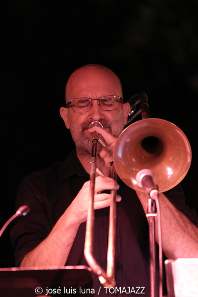 Jive At Nine & Swingin' Tonic (38 Eivissa Jazz Festival. 2026-09-01) Por José Luis Luna Rocafort [INSTANTZZ AKA Galería fotográfica AKA Fotoblog de jazz, impro… y algo más] - Tomajazz - Jive At Nine & Swingin' Tonic actuaron en el 38 Eivissa Jazz Festival. José Luis Luna Rocafort lo retrata en INSTANTZZ. Con Santiago Ramírez, Nauel Aschel, Vicent Tur, Víctor Ávila, Gustavo Gamaza, Jorge Ortíz, Iván Pacheco, Salvatore Licitra, Andreas Fernández, Sinead Cormican, Claudia Otelli