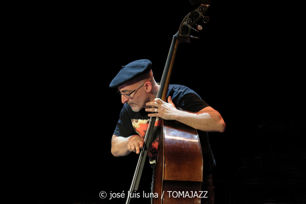 Noa Lur: Multipolar (XII JazzEñe 2026. Teatro Victoria Eugenia, Donostia - San Sebastián. 2026-07-23) Por José Luis Luna Rocafort [INSTANTZZ AKA Galería fotográfica AKA Fotoblog de jazz, impro… y algo más] - Tomajazz - Noa Lur: Multipolar actuó en el XII JazzEñe 2026 en el Teatro Victoria Eugenia de Donosti. José Luis Luna Rocafort lo retrata en INSTANTZZ. Con Noa Lur, Tony Pereyra, David Sancho, Ander García, David Fernández
