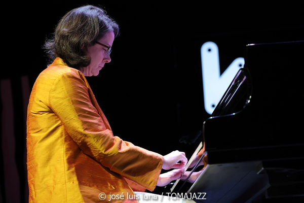 Kris Davis Trio (49 Festival de Jazz de Vitoria-Gasteiz 2026. 2026-07-16) Por José Luis Luna Rocafort [INSTANTZZ AKA Galería fotográfica AKA Fotoblog de jazz, impro… y algo más] - Tomajazz - Kris Davis Trio actuó en el 49 Festival de Jazz de Vitoria-Gasteiz 2026. José Luis Luna Rocafort lo retrata en [INSTANTZZ. Con Kris Davis, Robert Hurst, Johnathan Blake