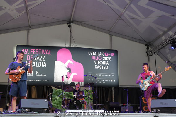 Gilipojazz (49 Festival de Jazz de Vitoria-Gasteiz 2026. 2026-07-11) Por José Luis Luna Rocafort [INSTANTZZ AKA Galería fotográfica AKA Fotoblog de jazz, impro… y algo más] - Tomajazz - Gilipojazz actuó en el 49 Festival de Jazz de Vitoria-Gasteiz 2026. José Luis Luna Rocafort lo retrata en INSTANTZZ. Con