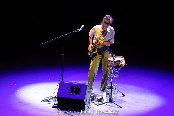 Pleito (XII JazzEñe 2026. Teatro Victoria Eugenia, Donostia - San Sebastián. 2026-07-24) Por José Luis Luna Rocafort [INSTANTZZ AKA Galería fotográfica AKA Fotoblog de jazz, impro… y algo más] - Tomajazz - Pleito actuó en el XII JazzEñe 2026 en el Teatro Victoria Eugenia de San Sebastián. José Luis Luna Rocafort lo retrata en INSTANTZZ. Pleito es el proyecto de Alba Gil Aceytuno