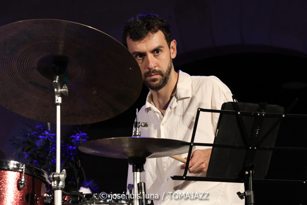 Maria Antònia Gili Quartet (Jazz Palma Festival 2026. Castell de Bellver, Palma de Mallorca. 2026-08-27) Por Miquel Àngel Seguí y José Luis Luna Rocafort [Concierto de jazz] - Tomajazz - Maria Antònia Gili Quartet actuó en Jazz Palma Festival 2026 en el Castell de Bellver, el 27 de agosto de 2026. Miquel Àngel Seguí y José Luis Luna Rocafort repasan el concierto. Intervinieron Maria Antònia Gili, Goran Levi: guitarra eléctrica. Miquel Bennàssar: bajo eléctrico. Josep Servera 