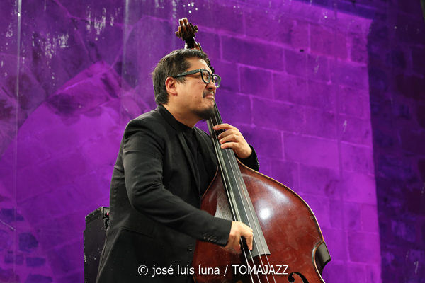 Cécile McLorin Salvant (61 Jazzaldia 2026. Donosti. 2026-07-24) Por José Luis Luna Rocafort [INSTANTZZ AKA Galería fotográfica AKA Fotoblog de jazz, impro… y algo más] - Tomajazz - Cécile McLorin Salvant actuó en el 61 Jazzaldia 2026. José Luis Luna Rocafort lo retrata en INSTANTZZ. Con Cécile McLorin Salvant, Sullivan Fortner, Yasushi Nakamura, Kyle Poole