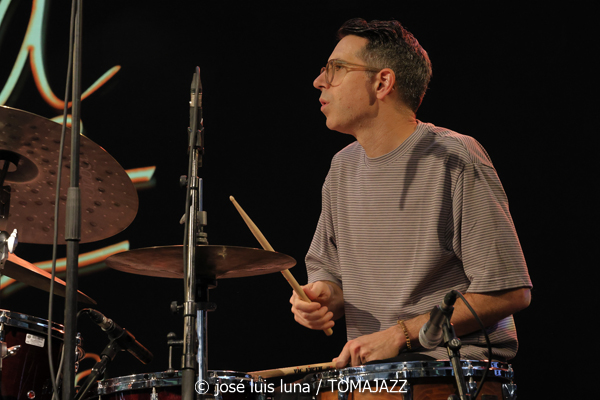 Gretchen Parlato Quartet (49 Festival de Jazz de Vitoria-Gasteiz 2026. 2026-07-15) Por José Luis Luna Rocafort [INSTANTZZ AKA Galería fotográfica AKA Fotoblog de jazz, impro… y algo más] - Tomajazz - Gretchen Parlato Quartet actuó en el 49 Festival de Jazz de Vitoria-Gasteiz 2026. José Luis Luna Rocafort lo retrata en INSTANTZZ. Actuaron Gretchen Parlato, Alan Hampton, Jacob Mann, Mark Guiliana