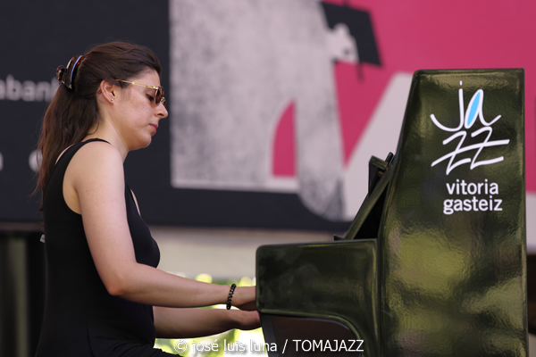 Bea Asurmendi (49 Festival de Jazz de Vitoria-Gasteiz 2026. 2026-07-11) Por José Luis Luna Rocafort [INSTANTZZ AKA Galería fotográfica AKA Fotoblog de jazz, impro… y algo más] - Tomajazz - Bea Asurmendi actuó en el 49 Festival de Jazz de Vitoria-Gasteiz 2026. José Luis Luna Rocafort lo retrata en INSTANTZZ. Participaron Bea Asurmendi, Gianluca Corona: guitarra eléctrica Giovanni Cresseri: bajo Milena Granci: piano Demi García Sabat: batería Invitada: Idoia Asurmendi