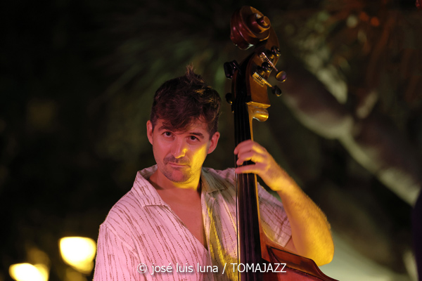 Sinead Cormican (38 Eivissa Jazz Festival. 2026-09-01) Por José Luis Luna Rocafort [INSTANTZZ AKA Galería fotográfica AKA Fotoblog de jazz, impro… y algo más] - Tomajazz - Sinead Cormican actuó en el 38 Eivissa Jazz Festival 2026. José Luis Luna Rocafort lo retrata en INSTANTZZ. Con Sinead Cormican, Tomeu Garcias, Toni Vaquer, Joan Garcias, Andreu Pitarch